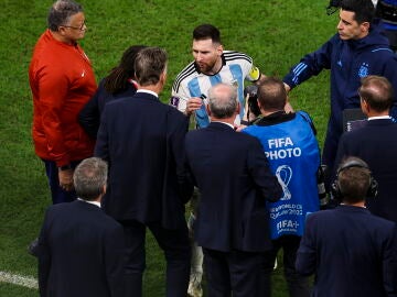 Messi se encara con Van Gaal al término del partido