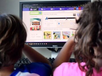 Niños frente a una pantalla