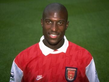Kevin Campbell con la camiseta del Arsenal en 1993