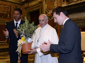 Leo Messi y el Papa Francisco en 2013