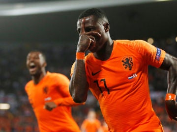 Quincy Promes celebra su gol contra Inglaterra