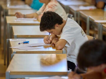 Estudiantes realizando las pruebas de la EvAU 